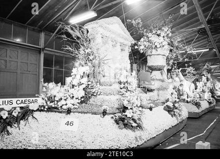 Parade schwimmt in einem Saal, 00-04-1989, Whizgle News aus der Vergangenheit, zugeschnitten auf die Zukunft. Erkunden Sie historische Geschichten, das Image der niederländischen Agentur aus einer modernen Perspektive, die die Lücke zwischen den Ereignissen von gestern und den Erkenntnissen von morgen überbrückt. Eine zeitlose Reise, die die Geschichten prägt, die unsere Zukunft prägen. Stockfoto
