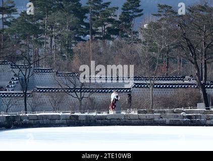 Seoul, Südkorea. Dezember 2023. Touristen besuchen den Gyeongbokgung Palast in Seoul, Südkorea, 20. Dezember 2023. Quelle: Yao Qilin/Xinhua/Alamy Live News Stockfoto