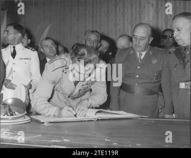 05/23/1957. Die Souveränen des Iran in Spanien. In The Image unterschreibt der iranische Monarch das Ehrenalbum des Alcazar von Toledo. Quelle: Album / Archivo ABC / Manuel Sanz Bermejo Stockfoto