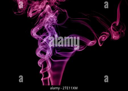 Rauchmuster mit Hochgeschwindigkeitsblitz vor schwarzem Hintergrund Stockfoto