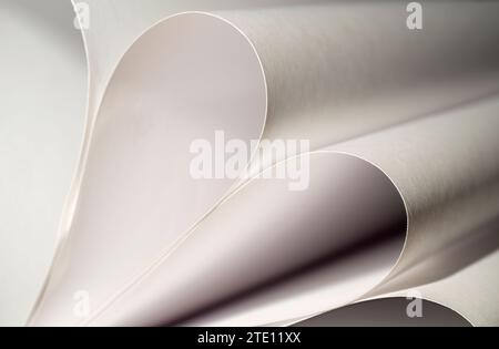 Blätter gefaltetes Papier, fotografiert mit zwei separaten Blitzen und mit farbigen Gelen, um die Farbe hinzuzufügen Stockfoto