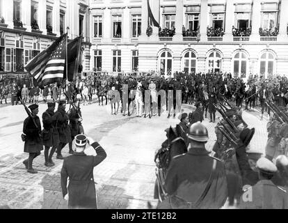 12/01/1918. Die Könige von Belgien in Brüssel. Parade der englischen Infanterie vor der königlichen Familie, die zu Pferd erscheint. Im Zentrum der Fotografie. Von links nach rechts: Prinz Karl von Belgien, Prinz Albert, Sohn des Königs von England, König Albert und Königin Elisabeth, Kronprinz Leopold und Prinzessin María José (Foto Parrondo). Quelle: Album/Archivo ABC/Parrondo Stockfoto