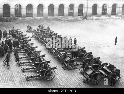 02/01/1915. Kanonen, die den Deutschen entnommen wurden und der Öffentlichkeit im Innenhof des Museums der französischen Armee zugänglich gemacht wurden. Quelle: Album / Archivo ABC / M. Branger Stockfoto