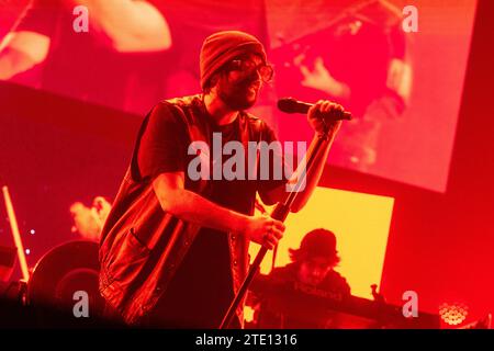 Mailand, Italien, 19. Dezember 2023. Die italienische Indie-Popsängerin Calcutta tritt live im Mediolanum Forum in Mailand auf. Credits: Maria Laura Arturi/Alamy Live News Stockfoto