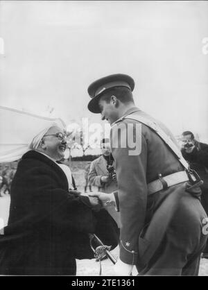 12/11/1959. Lieferung von Land-, See- und Luftschiffen an Prinz Juan Carlos de Borbón an der Allgemeinen Militärakademie von Saragossa. Im Bild verabschiedet sich Don Juan Carlos von der Mutter Oberin der Allgemeinen Militärakademie. Quelle: Album / Archivo ABC / Teodoro Naranjo Domínguez Stockfoto