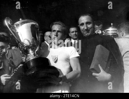 12/31/1954. Leichtathletiksieger der Schule von Nuestra Señora del Pilar bei den Nationalen Schulspielen. Quelle: Album / Archivo ABC / Manuel Sanz Bermejo Stockfoto