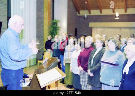 Dirigent Richard Heidema 50 Jahre, 02.03.2002, Whizgle News aus der Vergangenheit, zugeschnitten auf die Zukunft. Erkunden Sie historische Geschichten, das Image der niederländischen Agentur aus einer modernen Perspektive, die die Lücke zwischen den Ereignissen von gestern und den Erkenntnissen von morgen überbrückt. Eine zeitlose Reise, die die Geschichten prägt, die unsere Zukunft prägen. Stockfoto