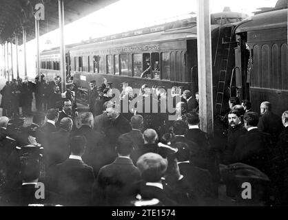 11/17/1909. Die Reise des Königs von Portugal. Empfang von Herrn Manuel II. (X) an der französischen Grenze durch den Oberstleutnant der Ingenieure, Herrn Schlumberger, als Vertreter des Präsidenten der Republik. (Foto Aubert). Quelle: Album / Archivo ABC / Aubert Stockfoto