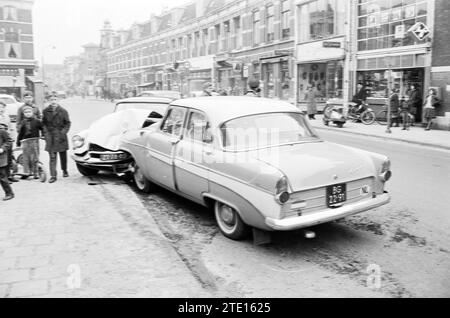 Kollision zwischen zwei Autos, Haarlem, Wagenweg, Niederlande, 00-03-1963, Whizgle News aus der Vergangenheit, zugeschnitten auf die Zukunft. Erkunden Sie historische Geschichten, das Image der niederländischen Agentur aus einer modernen Perspektive, die die Lücke zwischen den Ereignissen von gestern und den Erkenntnissen von morgen überbrückt. Eine zeitlose Reise, die die Geschichten prägt, die unsere Zukunft prägen. Stockfoto