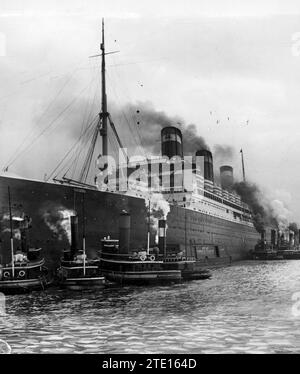 12/31/1923. Im Hafen Von New York. Der gigantische Ocean Liner 'Leviathan', wo mehrere nordamerikanische Billionäre um die Welt fahren wollten, umgeben von Schleppern, die versuchten, ihn zu treiben, weil sie auf Grund gelaufen waren. Quelle: Album / Archivo ABC / Vidal Stockfoto