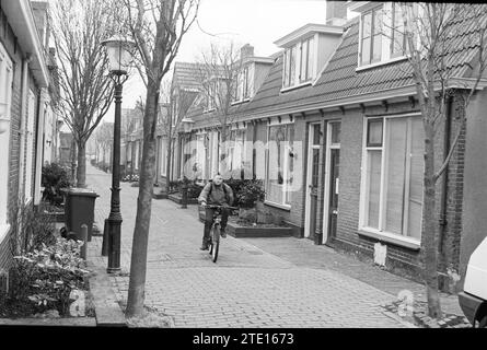 Übersicht Koningstraat, Zandvoort, Zandvoort, Koningstraat, 10-01-1994, Whizgle News aus der Vergangenheit, zugeschnitten auf die Zukunft. Erkunden Sie historische Geschichten, das Image der niederländischen Agentur aus einer modernen Perspektive, die die Lücke zwischen den Ereignissen von gestern und den Erkenntnissen von morgen überbrückt. Eine zeitlose Reise, die die Geschichten prägt, die unsere Zukunft prägen. Stockfoto