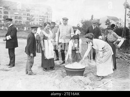 08/31/1914. Eine malerische Szene in Berlin. Die Berliner Familie bereitet Essen für die Kinder der Reservisten vor, die zum Kriegsschauplatz marschiert sind. Foto: Parrondo. Quelle: Album/Archivo ABC/Parrondo Stockfoto