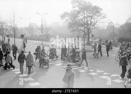Stille auf den Straßen an einem autofreien Sonntag, Straßen, Straßenbau, Straßenpflanzung, 04-11-1973, Whizgle News aus der Vergangenheit, zugeschnitten auf die Zukunft. Erkunden Sie historische Geschichten, das Image der niederländischen Agentur aus einer modernen Perspektive, die die Lücke zwischen den Ereignissen von gestern und den Erkenntnissen von morgen überbrückt. Eine zeitlose Reise, die die Geschichten prägt, die unsere Zukunft prägen. Stockfoto