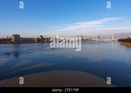 Die überfluteten Rheinauen im Stadtteil Deutz, die Kranhäuser im Rheinauer Hafen, im Hintergrund der Dom, Köln. Stockfoto