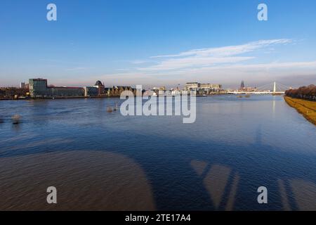 Die überfluteten Rheinauen im Stadtteil Deutz, die Kranhäuser im Rheinauer Hafen, im Hintergrund der Dom, Köln. Stockfoto