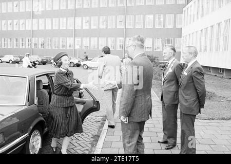 Könnte. Beatrix at Hoogovens, Ankunft, königliche Empfänge und königliche Besuche, 01-09-1982, Whizgle News from the Past, maßgeschneidert für die Zukunft. Erkunden Sie historische Geschichten, das Image der niederländischen Agentur aus einer modernen Perspektive, die die Lücke zwischen den Ereignissen von gestern und den Erkenntnissen von morgen überbrückt. Eine zeitlose Reise, die die Geschichten prägt, die unsere Zukunft prägen. Stockfoto