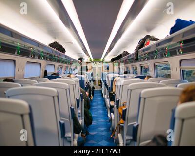 Liverpool, UK - 21. November 2023: Zentraler Korridor und Sitzplätze in einem Wagen in einem TransPennine Express-Zug von Liverpool nach Newcastle Stockfoto