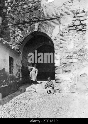 09/30/1935. ARABISCHES TOR, IM STADTTEIL ALCAZABA.-UNGEFÄHRES DATUM.-an den Hängen des Gibralfaro befindet sich die Alcazaba von Málaga, in deren höchstem Teil sich die gleichnamige Burg befindet. Seine einzigartige Lage gegenüber dem Hafen deutet darauf hin, dass es sich um eine Festung aus der muslimischen Zeit handelte. Sie wurde von Badis-Maksan erbaut und von dem Emir Abderrahman I. in den Jahren 756 bis 788 fertiggestellt. 1065 ging es in die Hände des Königreichs Granada über, dessen Könige es ebenfalls vergrößerten. Das Gebäude wurde zwischen dem 13. Und 16. Jahrhundert renoviert und führte zu einer Fusion mit der Burg Gibralfaro. - IT c Stockfoto