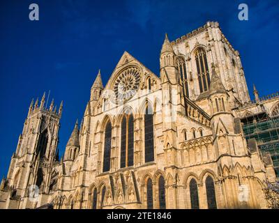 York, Großbritannien - 24. November 2023: Das Südquerhaus und der 72 m hohe Tower of York Minster in Nordengland. Unter dem runden Rosenfenster befinden sich Lazetten von Stockfoto