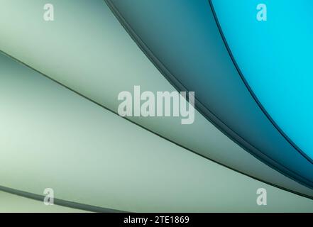 Blätter gefaltetes Papier, fotografiert mit zwei separaten Blitzen und mit farbigen Gelen, um die Farbe hinzuzufügen Stockfoto