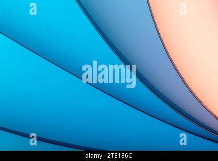 Blätter gefaltetes Papier, fotografiert mit zwei separaten Blitzen und mit farbigen Gelen, um die Farbe hinzuzufügen Stockfoto