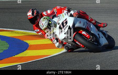 ROBER SOLSONA.............. 20051106.............. VALENCIA....... Moto-GP-Weltmeister, der Italiener Yamaha Valentino Rossi (46), gefolgt vom Spanier Ducati Desmosedici GP5 Carlos Checa nimmt eine Kurve im Moto-GP-Rennen des Grand Prix der Valencianischen Gemeinschaft ein, das heute auf der Rennstrecke „Ricardo Tormo“ in Cheste (Valencia) ausgetragen wurde. Valentino Rossi wurde Dritter, 2.959 hinter Marco Melandri.archdc. Quelle: Album / Archivo ABC / Rober Solsona Stockfoto