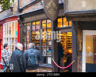 York, Großbritannien - 21. November 2023: Touristen vor den Geschäften der York Ghost Merchants, einer beliebten Touristenattraktion im Shambles Shopping-Viertel Stockfoto