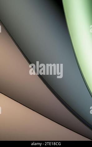 Blätter gefaltetes Papier, fotografiert mit zwei separaten Blitzen und mit farbigen Gelen, um die Farbe hinzuzufügen Stockfoto