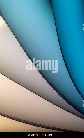 Blätter gefaltetes Papier, fotografiert mit zwei separaten Blitzen und mit farbigen Gelen, um die Farbe hinzuzufügen Stockfoto