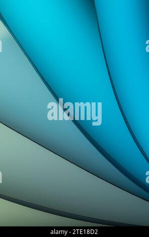 Blätter gefaltetes Papier, fotografiert mit zwei separaten Blitzen und mit farbigen Gelen, um die Farbe hinzuzufügen Stockfoto