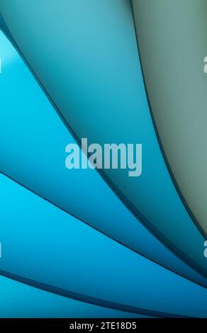 Blätter gefaltetes Papier, fotografiert mit zwei separaten Blitzen und mit farbigen Gelen, um die Farbe hinzuzufügen Stockfoto