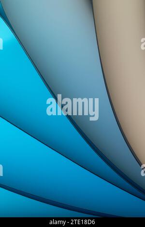 Blätter gefaltetes Papier, fotografiert mit zwei separaten Blitzen und mit farbigen Gelen, um die Farbe hinzuzufügen Stockfoto