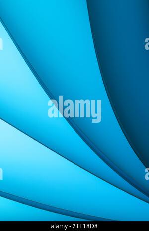 Blätter gefaltetes Papier, fotografiert mit zwei separaten Blitzen und mit farbigen Gelen, um die Farbe hinzuzufügen Stockfoto