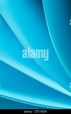 Blätter gefaltetes Papier, fotografiert mit zwei separaten Blitzen und mit farbigen Gelen, um die Farbe hinzuzufügen Stockfoto