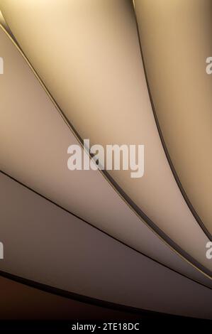 Blätter gefaltetes Papier, fotografiert mit zwei separaten Blitzen und mit farbigen Gelen, um die Farbe hinzuzufügen Stockfoto