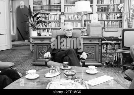 Bischof Bomers of Haarlem, römisch-katholische Kirche, Haarlem, Niederlande, 03-09-1984, Whizgle News aus der Vergangenheit, zugeschnitten auf die Zukunft. Erkunden Sie historische Geschichten, das Image der niederländischen Agentur aus einer modernen Perspektive, die die Lücke zwischen den Ereignissen von gestern und den Erkenntnissen von morgen überbrückt. Eine zeitlose Reise, die die Geschichten prägt, die unsere Zukunft prägen. Stockfoto