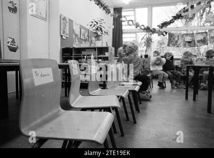 Leere Schulklasse, Dreefschool, 30-11-1993, Whizgle News aus der Vergangenheit, zugeschnitten auf die Zukunft. Erkunden Sie historische Geschichten, das Image der niederländischen Agentur aus einer modernen Perspektive, die die Lücke zwischen den Ereignissen von gestern und den Erkenntnissen von morgen überbrückt. Eine zeitlose Reise, die die Geschichten prägt, die unsere Zukunft prägen. Stockfoto