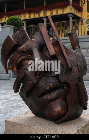 Monumentale Skulptur eines menschlichen Kopfes des polnischen Künstlers Igor Mitoraj (1944 - 2014) vor dem Palazzo Pretorio oder Rathaus auf der Piazza Mino da Fiesole, dem Hauptplatz in Fiesole, einer Stadt oberhalb von Florenz, Toskana, Italien. Stockfoto