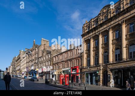 Altstadt von Edinburgh in Schottland, Gebäude entlang der High Street in der Royal Mile, historisches Stadtzentrum. Stockfoto