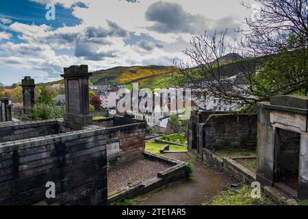 Old Calton Begräbnisstätte in Edinburgh in Schottland, Großbritannien, Arthur's Sitz im Hintergrund. Stockfoto