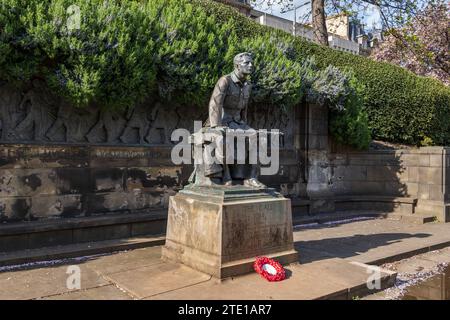 Das Call 1914 Monument, Scottish American Memorial oder Scots American war Memorial in den West Princes Street Gardens in Edinburgh, Schottland, Großbritannien. Zeigt ein k an Stockfoto