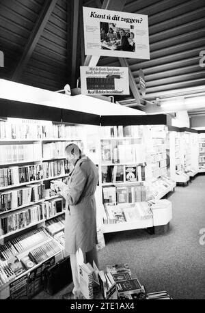 Spectrum' Large Spectrum Encyclopedia 'Lelystad and Hengelo, Presentation book Between Heaven and Earth', Spectrum, 09-11-1978, Whizgle News from the Past, Tailored for the Future. Erkunden Sie historische Geschichten, das Image der niederländischen Agentur aus einer modernen Perspektive, die die Lücke zwischen den Ereignissen von gestern und den Erkenntnissen von morgen überbrückt. Eine zeitlose Reise, die die Geschichten prägt, die unsere Zukunft prägen. Stockfoto