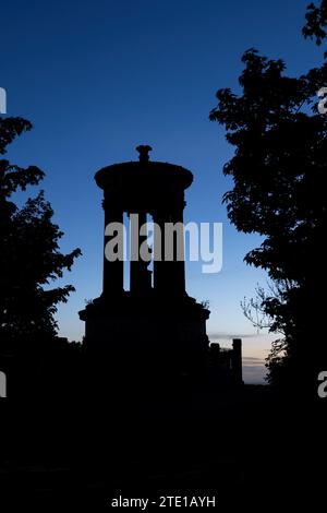 Silhouette des Dugald Stewart Monuments in der Abenddämmerung auf dem Calton Hill in Edinburgh, Schottland, Großbritannien. Stockfoto