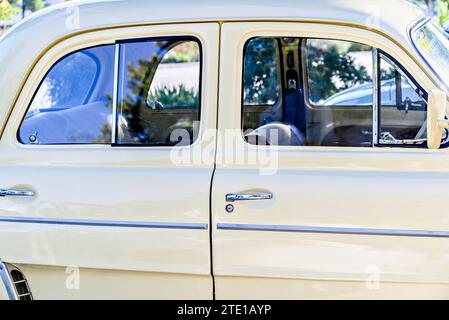 Details zur Seite eines alten Autos, eines Klassikers, eines Retro-Fahrzeugs Stockfoto