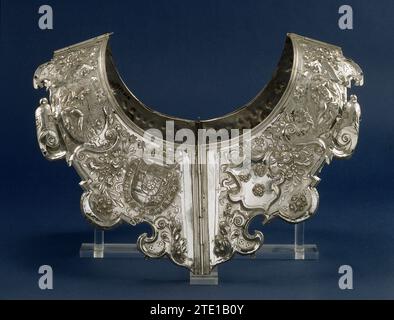 Gorget von der St. Sebastian Civic Guard in Roosendaal, anonym, 1613 - 1614 Kragen der St. Sebastian Guild in Roosendaal (Noord-Brabant). Der leidenschaftliche Kragen besteht aus vier etwas kartuschförmigen, aufklappbaren, breiten Stücken, auf denen die Waffen von Oranje und Roosendaal sowie zwei Trophäen von Bögen und Pfeildockern angebracht sind. Zwischen Blumen- und Obstfesten vier ovale Kartuschen, in denen weibliche Figuren, glaube, Hoffnung, Liebe und Gerechtigkeit repräsentieren. Auf der Innenseite ist eingraviert: „Arnoldus Adriaensen Hooftma (n). Dekens Sebastiaen Melsens und Jacop Cornelissen. Jan Aertsen Ouderman, Christoffel A Stockfoto