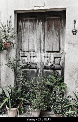 Alte Holztür eines Hauses im Dorf Valldemossa Mallorca Balearen Spanien. Schwarzweiß-Effekt Stockfoto