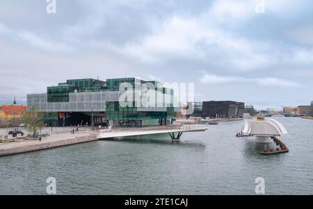 Kopenhagen, Dänemark - BLOX / Danish Architecture Centre by OMA mit Lille Langebro Cycle und Fußgängerbrücke von Wilkinson Eyre, Brücke geöffnet Stockfoto