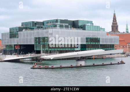 Kopenhagen, Dänemark - BLOX / Danish Architecture Centre by OMA mit Lille Langebro Cycle und Fußgängerbrücke von Wilkinson Eyre, Brücke geöffnet Stockfoto