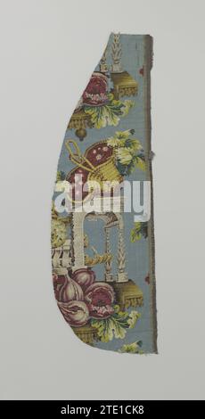 Auszug aus einem mehrfarbigen Seidengewebe, anonym, 1735 Ein Fragment eines Seidengewebes mit einer Pergola in Grau, auf dem ein Korb mit roten Früchten und darüber hinaus große Früchte und Blätter auf hellblauem Boden liegen. HINWEIS: MEERSHIP; 1,2 cm Effenbinder mit 6 Spitzenfäden. England (möglicherweise) Seidenköper Ein Fragment eines Seidengewebes mit einer Pergola in Grau, auf dem ein Korb mit roten Früchten und darüber hinaus große Früchte und Blätter auf hellblauem Boden liegen. HINWEIS: MEERSHIP; 1,2 cm Effenbinder mit 6 Spitzenfäden. England (möglicherweise) Seidentwill Stockfoto