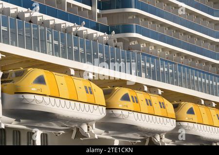 Kreuzfahrt-Fotoeindruecke zum Thema Kreuzfahrt bei einer AIDAnova Kreuzfahrt von Hamburg in den Norwegens Norden mit Bergen, Stavanger, Kritiansand, Oslo und wieder zurueck nach Hamburg in 8 Tagen. Boot, Rettungsboot, Kreuzfahrt - AIDAnova *** Kreuzfahrt Fotoimpressionen zum Thema Kreuzfahrt auf einer AIDAnova Kreuzfahrt von Hamburg in den Norden Norwegens mit Bergen, Stavanger, Kritiansand, Oslo und zurück nach Hamburg in 8 Tagen Boot, Rettungsboot, Kreuzfahrt AIDAnova Stockfoto